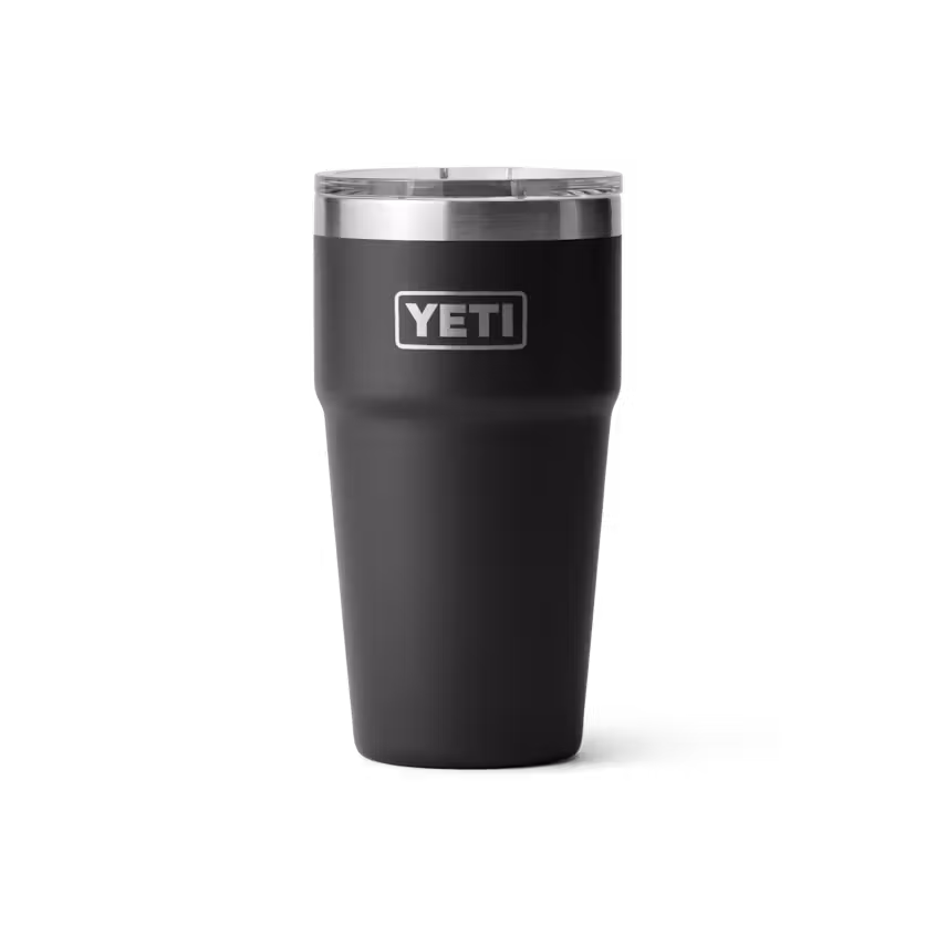 Un gobelet empilable YETI Rambler avec MagSlider de 20 oz, de couleur noire, doté d'un rebord en acier inoxydable et d'un couvercle transparent, est présenté sur un fond blanc uni.