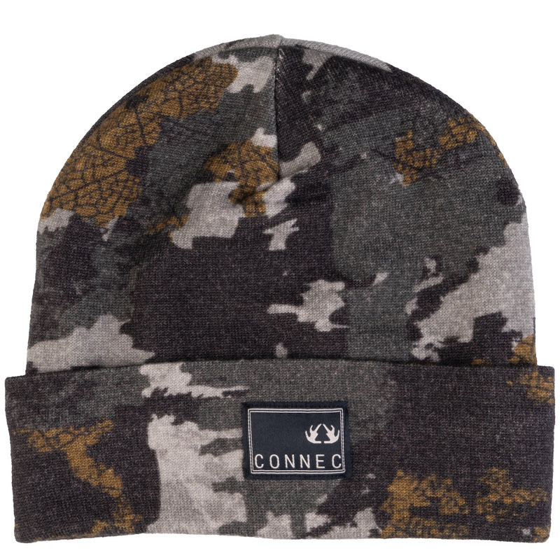 Bonnet à motif camouflage dans les tons marron, gris et noir, avec un bord replié et un écusson rectangulaire portant l'inscription "CONNEC" avec un motif de bois de cerf.