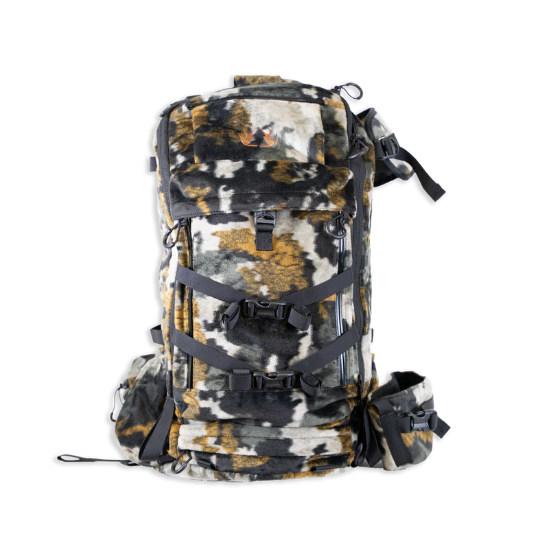 Un sac à dos de randonnée à motif camouflage avec plusieurs compartiments à fermeture éclair, des bretelles réglables et deux poches latérales, présenté face à l'avant sur un fond noir uni.