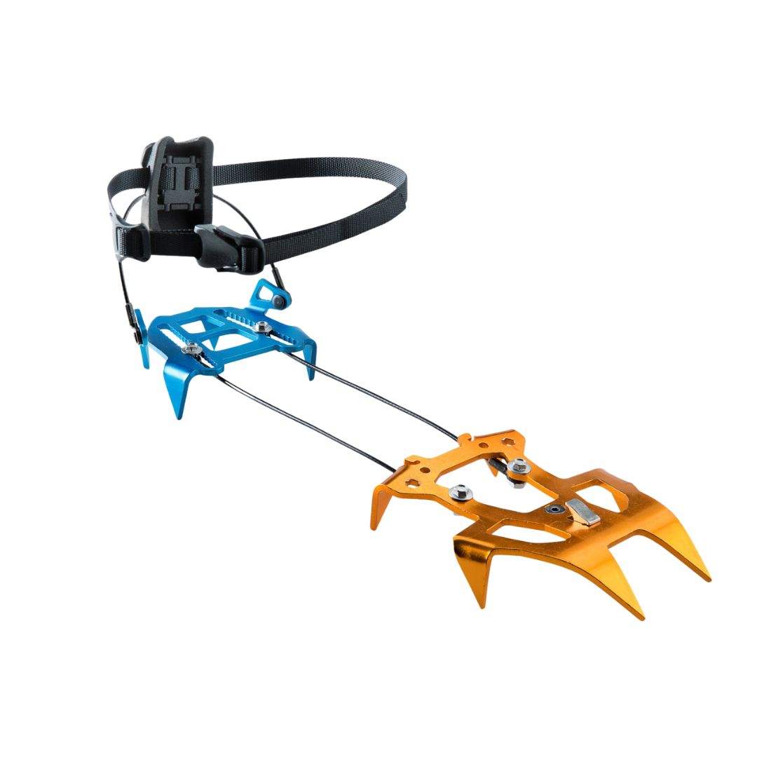 Crampon de ski de randonnée en métal avec mécanisme de sangle réglable. Le cadre est bleu et orange, avec des pointes acérées conçues pour s'accrocher à la neige et à la glace.