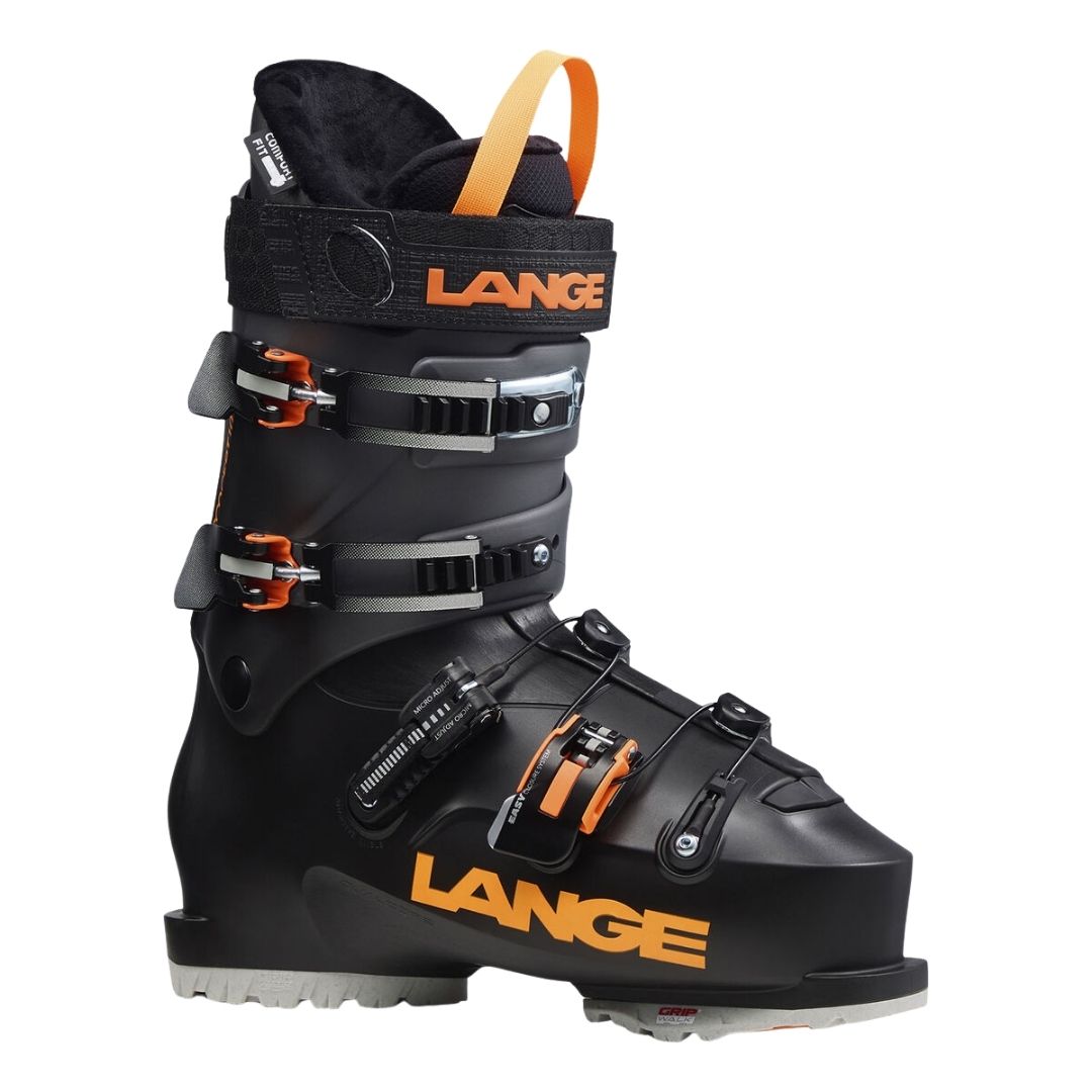 La BOTTE DE SKI LANGE CONCEPT 10 GW POUR HOMME est présentée de profil sur fond blanc, avec une coque noire, des boucles orange et argent, un marquage LANGE orange, une semelle grise et une languette de traction orange sur le dessus.