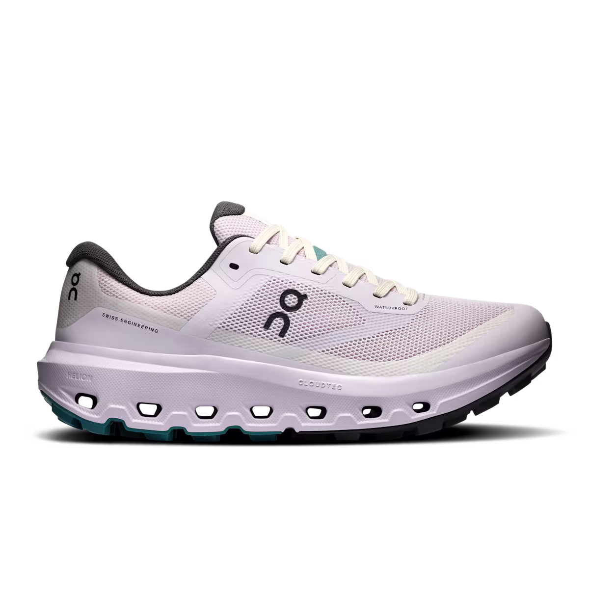 Une chaussure de course CHAUSSURE CLOUDVISTA 3 WATERPROOF POUR FEMME, blanche et gris clair, rehaussée de touches de noir et de turquoise, dotée d’une tige en mesh, de perforations visibles dans la semelle pour l’amorti et d’un logo discret sur le côté, le tout sur un fond blanc uni.