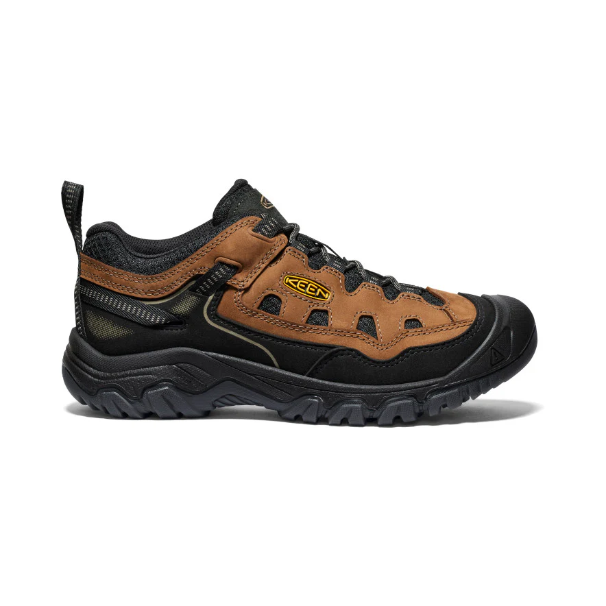 La TARGHEE IV VENT est une chaussure de randonnée basse, de couleur marron et noire, dotée d'une semelle extérieure robuste, de lacets noirs et d'un logo KEEN jaune sur le côté. Sa conception robuste en fait le modèle idéal pour les activités de plein air.
