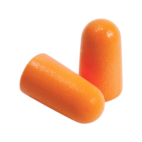 Deux bouchons d'oreille en mousse orange, l'un debout et l'autre couché sur le côté sur un fond blanc.