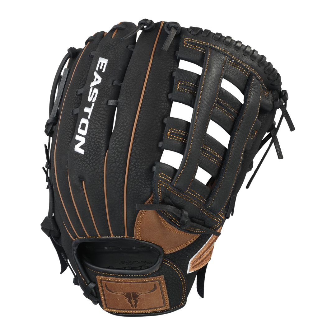 Gant de softball Easton Prime Slowpitch noir et marron pour droitier, avec des surpiqûres de couleur beige et une poche palmée montrée côté paume vers le bas. Le logo Easton en blanc apparaît sur le pouce.