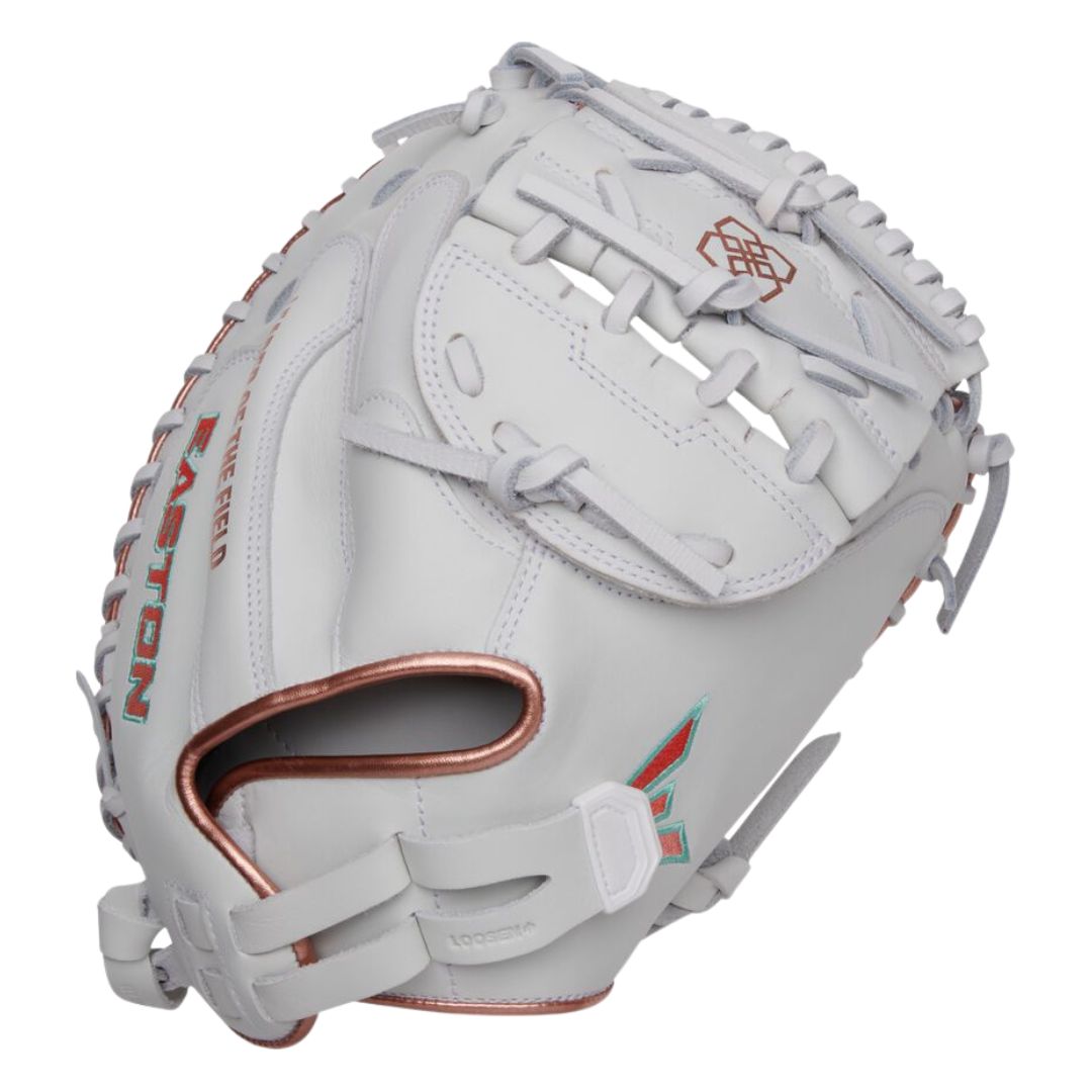 Le gant ELITE SERIES CATCHERS MITT 33" RHT est un gant en cuir blanc avec des accents or rose et sarcelle, des coutures détaillées et "EASTON" brodé sur le côté. Ce nouveau gant est spécialement conçu pour les receveurs.