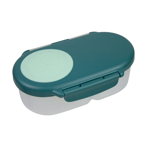 La SNACKBOX est une boîte à repas de style bento, de couleur bleu sarcelle et vert menthe, dotée d'un couvercle arrondi et d'un loquet sécurisé, conçue pour transporter des aliments.