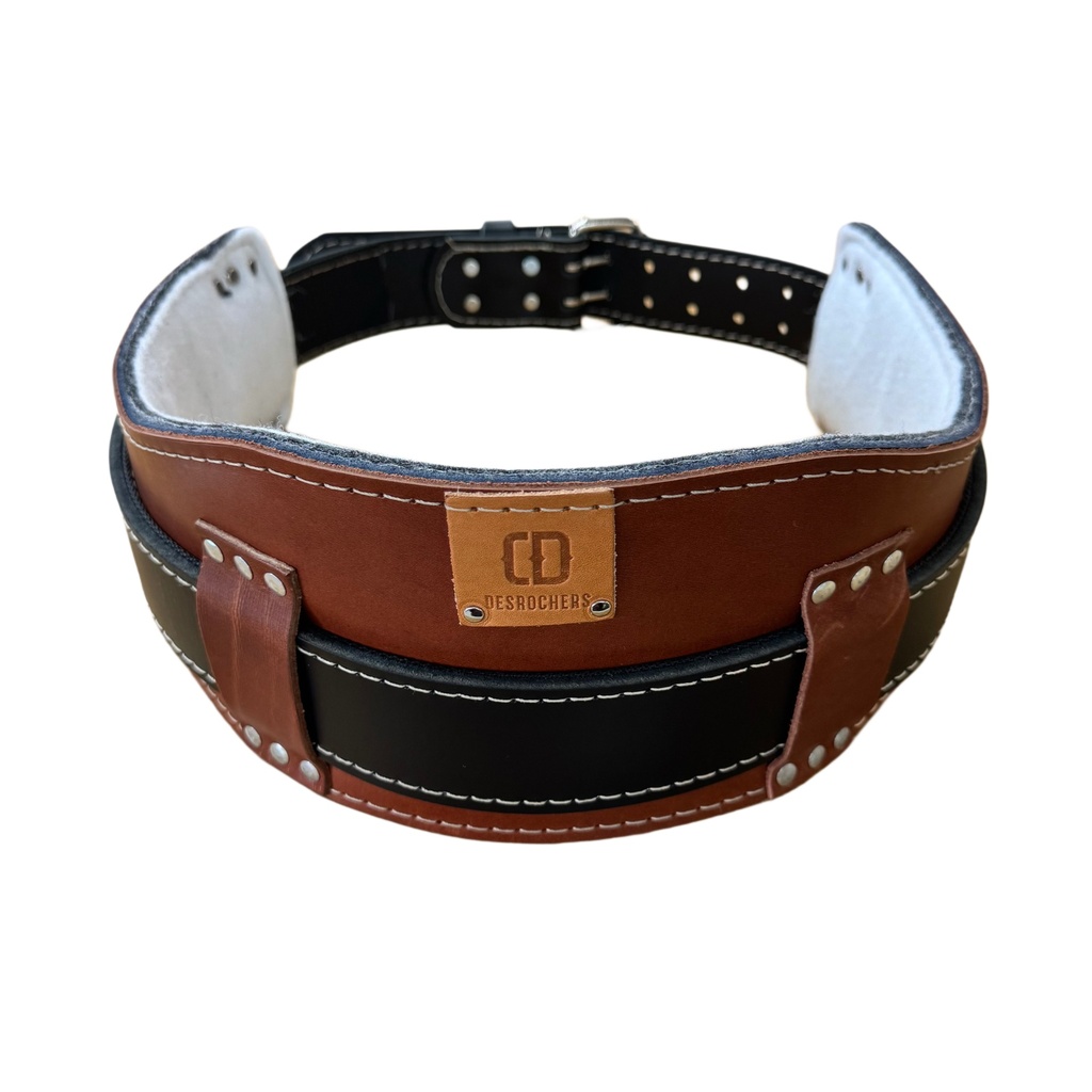 Gros plan sur l'ENSEMBLE M12 SUPPORT AVEC CEINTURE, une ceinture d'haltérophilie en cuir marron et noir avec des coutures blanches, une boucle en métal et un logo carré "CB DESROCHES" sur le devant.