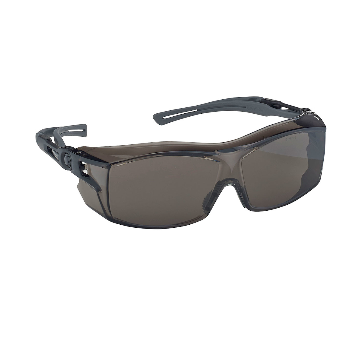 Une paire de lunettes de sécurité teintées foncées avec des verres enveloppants et des branches réglables en plastique noir, conçues pour la protection des yeux.
