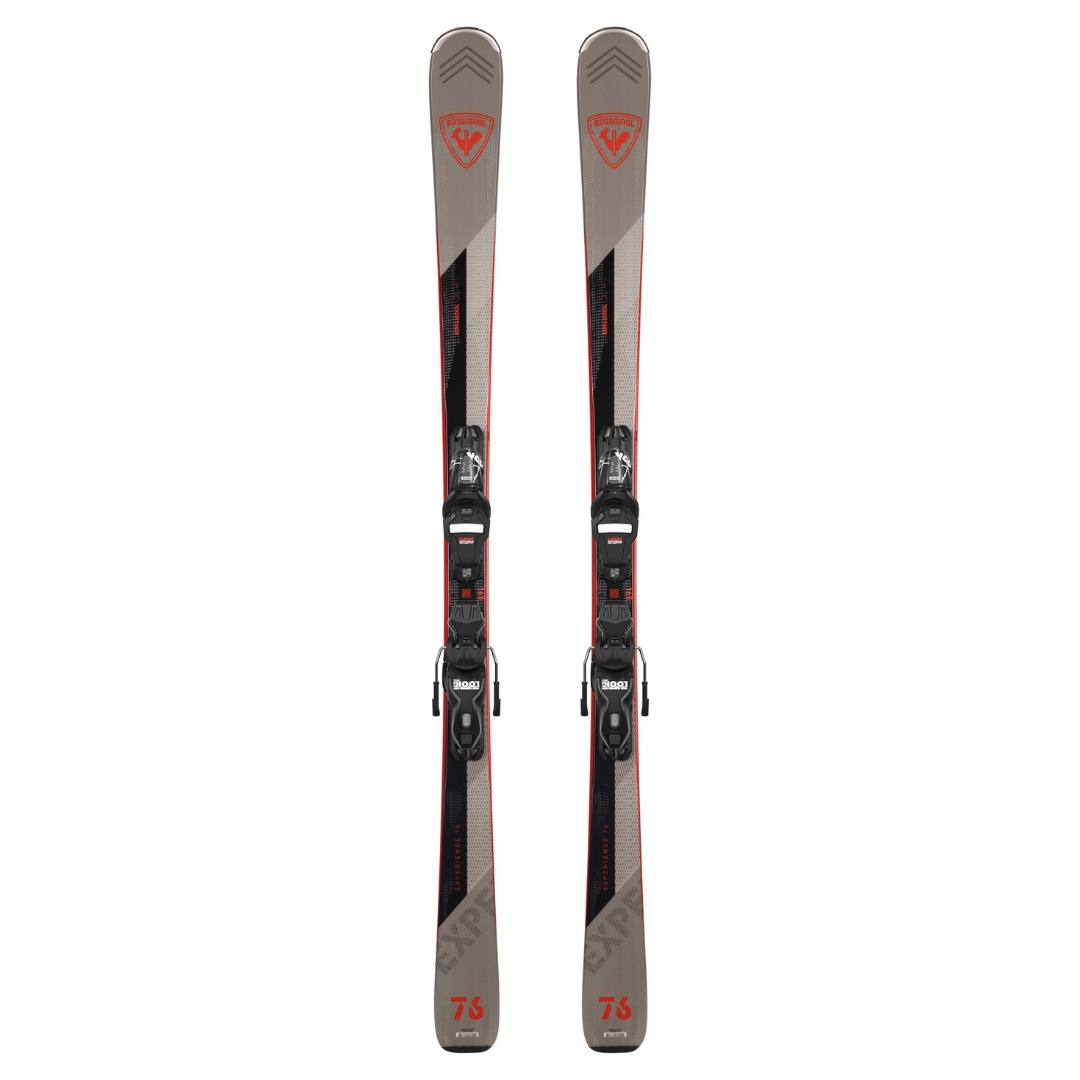 Paire de skis avec fixations, déclinée dans une palette de couleurs grise et noire avec quelques touches de rouge. Les skis ont un design élégant et moderne avec des éléments de marque près du haut.