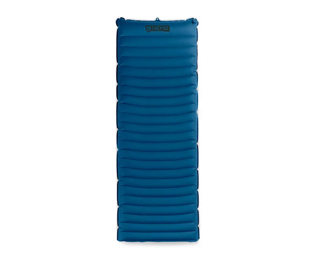 Un matelas de couchage gonflable bleu avec des chambres à air horizontales et le logo NEMO en haut, représenté sur un fond blanc.