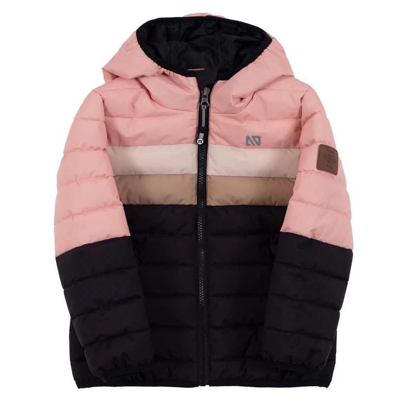 Veste polaire à capuche pour enfants, avec des blocs de couleur horizontaux roses, beiges et noirs, une fermeture éclair sur le devant et un petit écusson sur la manche gauche.