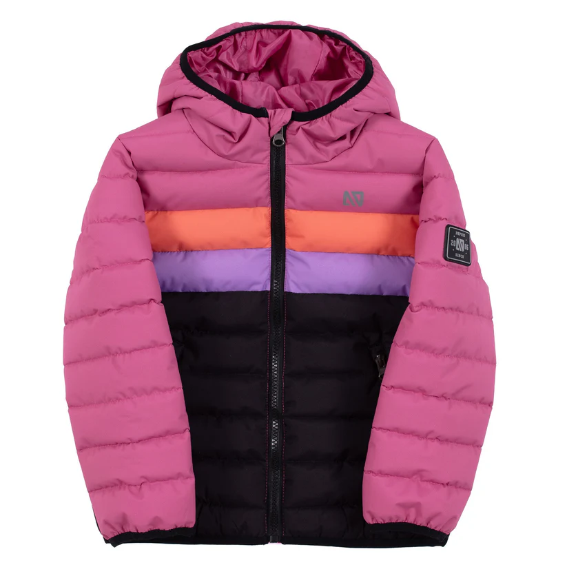 Une veste bouffante à capuche avec des manches et un haut roses, des rayures horizontales orange et violettes sur la poitrine, et des panneaux inférieurs noirs. La veste a une fermeture à glissière sur le devant et un écusson sur la manche gauche.