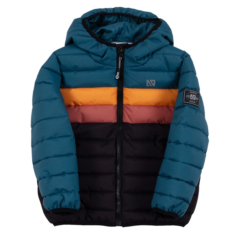 Veste polaire pour enfants avec capuche, présentant des blocs de couleur horizontaux en sarcelle, orange, bordeaux et noir. La veste a une fermeture à glissière sur le devant et un écusson sur la manche gauche.