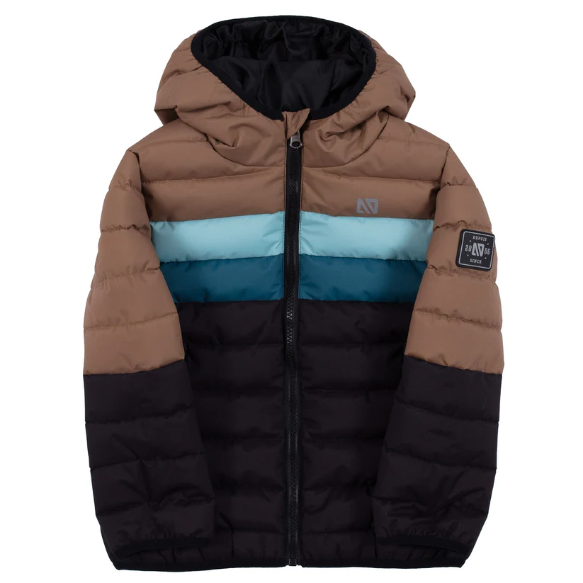 Veste polaire pour enfants avec capuche, présentant des blocs de couleur horizontaux en marron, bleu et noir. La veste a une fermeture à glissière sur le devant et un écusson sur la manche gauche.