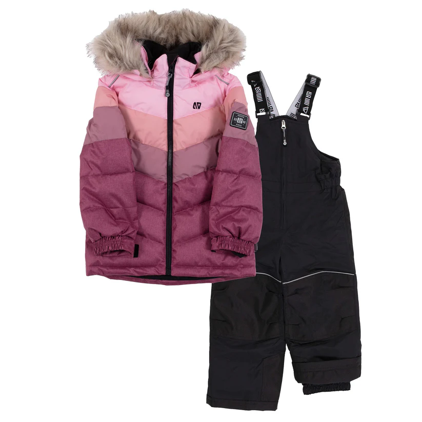 Ensemble d'hiver pour enfants comprenant une veste polaire rose et mauve à capuche en fausse fourrure et un pantalon noir à bretelles réglables.