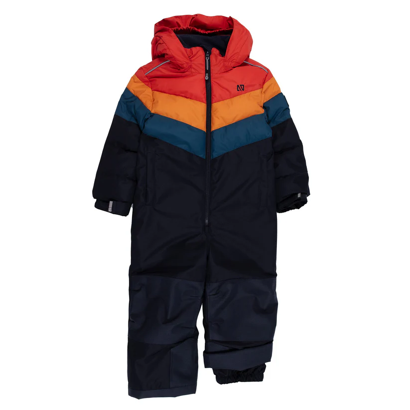Combinaison de neige une pièce à capuche pour enfants, avec des rayures colorées en rouge, orange, sarcelle et bleu foncé. La combinaison a des manches et des jambes longues avec des poignets élastiques pour plus de chaleur.