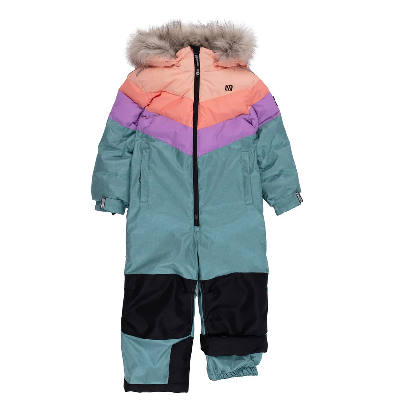 Combinaison de neige pour enfants avec capuche garnie de fausse fourrure. La combinaison comporte des sections colorées en pêche, violet, sarcelle et noir, une fermeture à glissière sur le devant et des panneaux renforcés aux genoux.