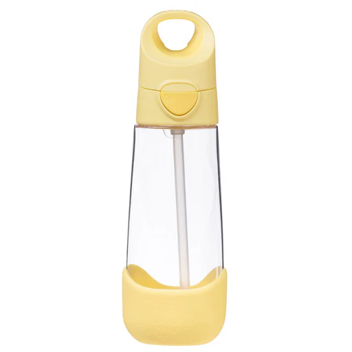 La BOUTEILLE D'EAU B.BOX TRITAN 600 ML est une bouteille d'eau en plastique transparent dotée d'un bouchon et d'une base jaunes, ainsi que d'une paille intégrée ; elle est représentée posée à la verticale sur un fond blanc.