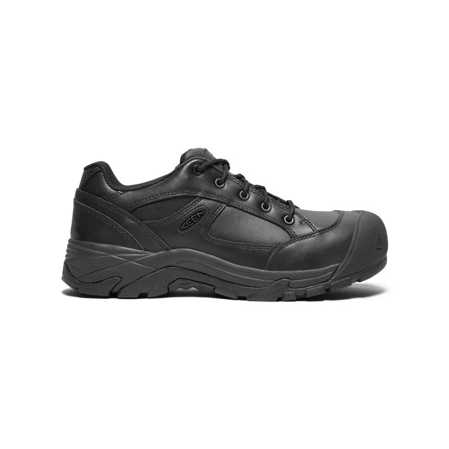 Une chaussure de travail noire à coupe basse avec une semelle robuste, un bout renforcé et des lacets sécurisés, conçue pour la sécurité et la durabilité.
