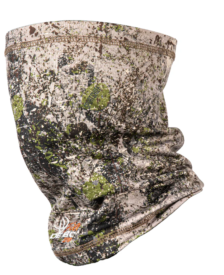 Cache-cou camouflage avec un mélange de couleurs vertes, marron et beiges et un motif texturé rappelant la forêt. Le tissu est léger et extensible pour s'adapter confortablement autour du cou et comporte un petit logo en bas.