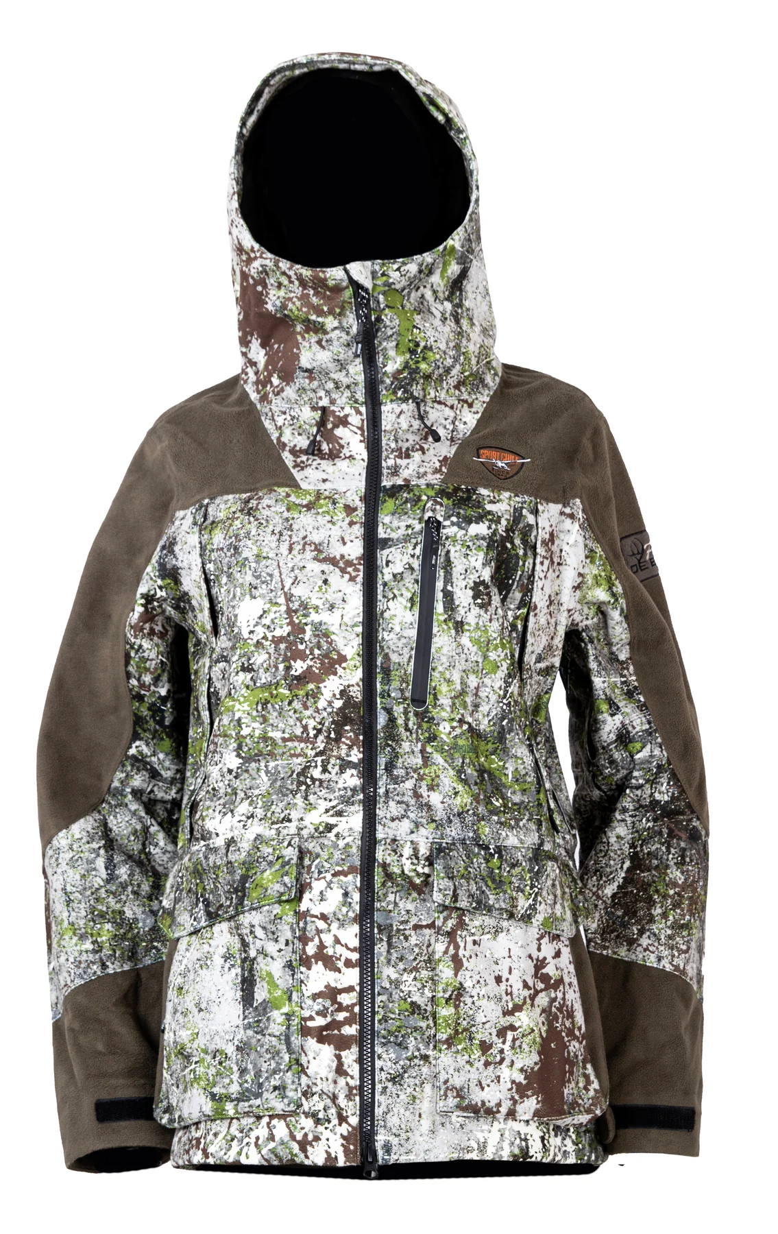 Veste à capuche à motif camouflage, aux tons verts, marron et blancs. La veste est dotée de poches zippées, dont une poche poitrine avec fermeture éclair verticale. Elle présente également des parties en tissu marron sur les bras et les poches inférieures.