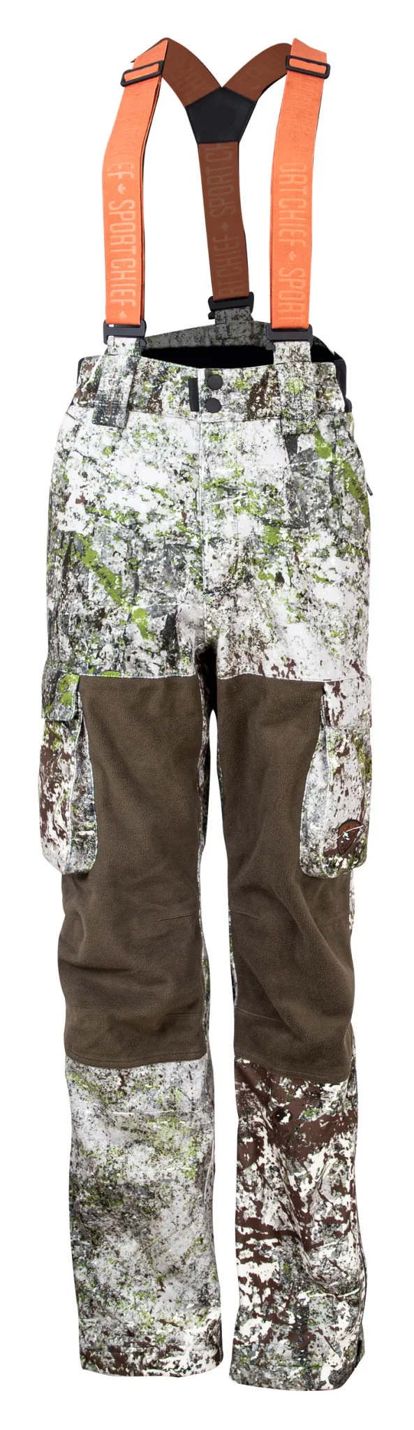 Pantalon camouflage avec renforts marron aux genoux et motif forêt. Bretelles orange attachées avec texte réfléchissant. Plusieurs poches, passants de ceinture et fermetures velcro réglables sont visibles sur le pantalon.