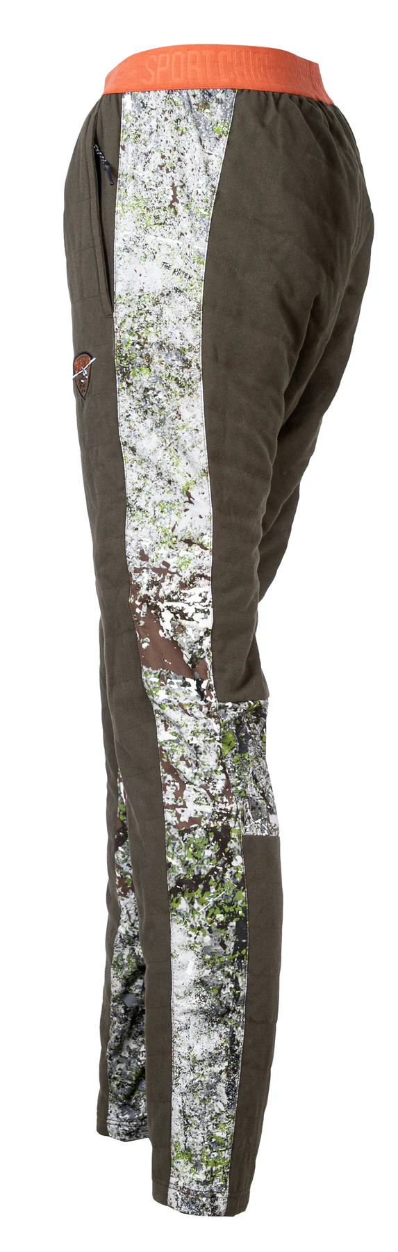 Vue latérale d'un pantalon conçu pour les activités de plein air. Le pantalon est principalement marron avec des empiècements à motif camouflage avec un mélange de blanc, de gris et de vert. La ceinture est orange et il y a une petite poche sur le côté droit.