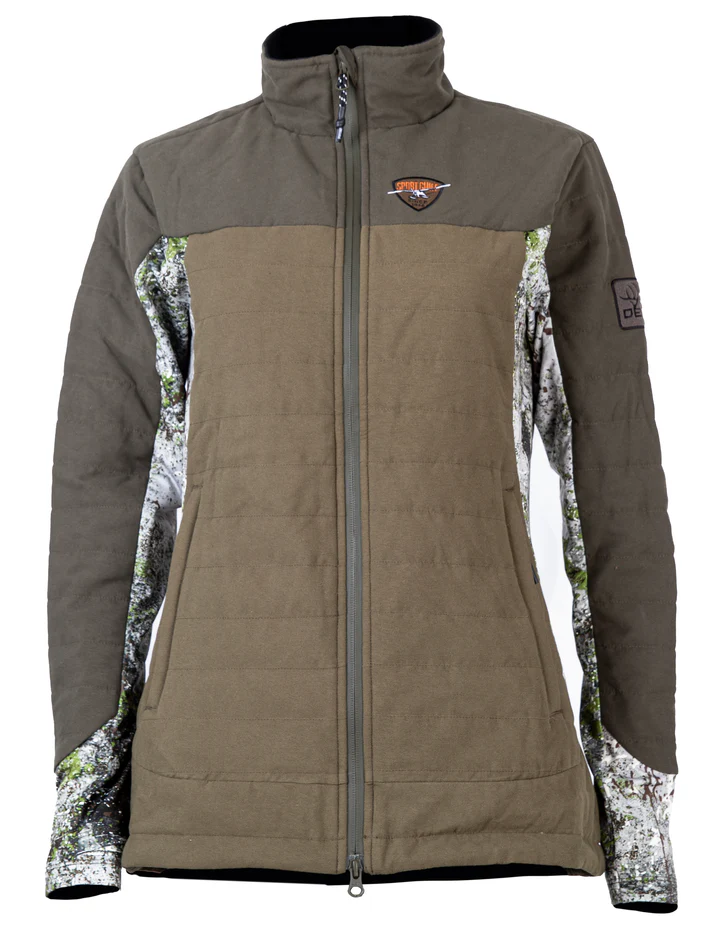 Veste zippée à manches longues avec col montant dans des tons vert olive et beige. La veste présente un logo sur la poitrine et un patch sur la manche. Les empiècements latéraux et les manches à motif camouflage ajoutent une esthétique extérieure robuste.