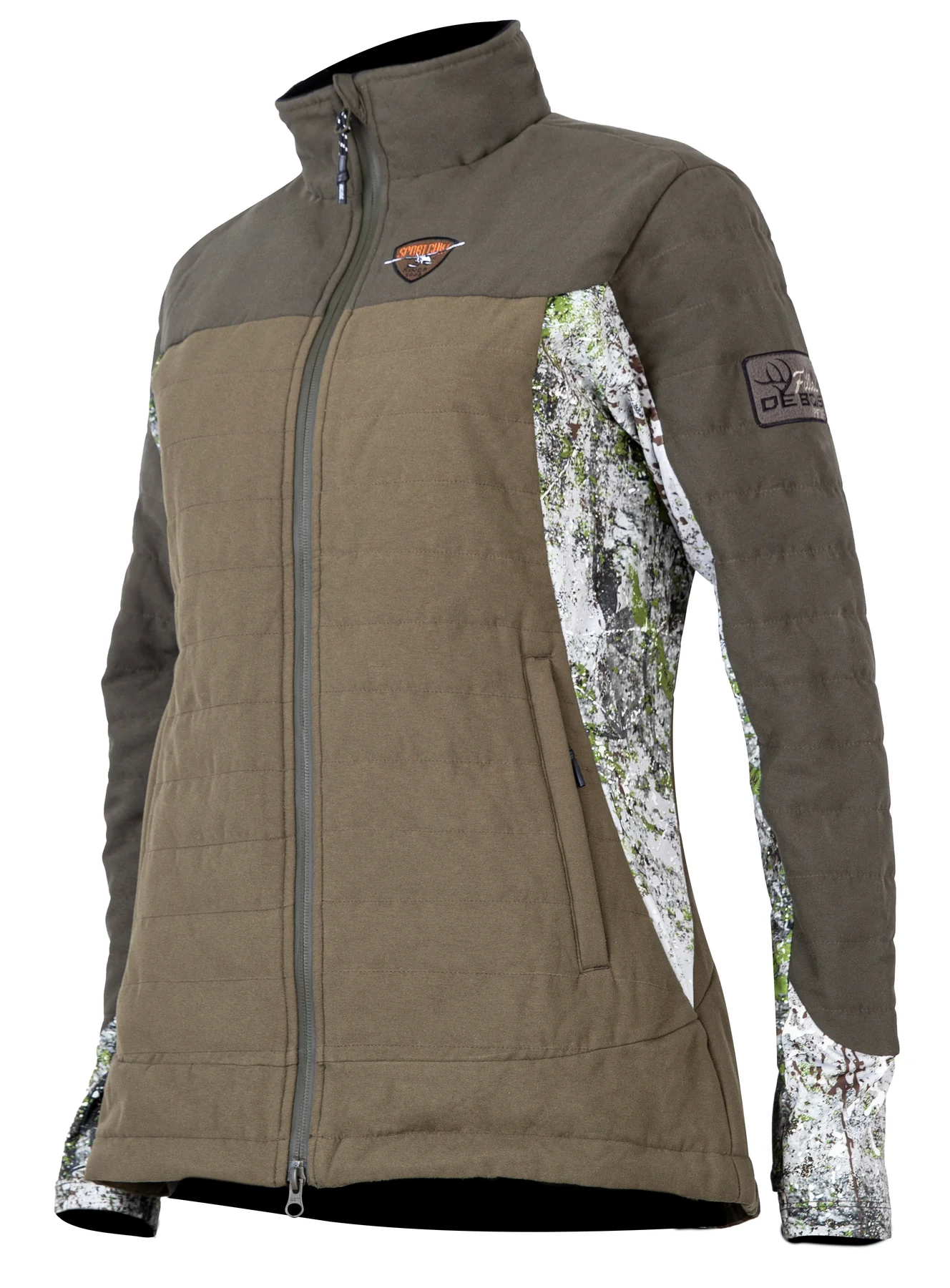 Veste isolante camouflage verte et marron dotée d'une fermeture éclair sur le devant, d'un col montant et de plusieurs poches zippées. La veste est dotée d'un patch logo sur la manche gauche et d'un design élégant et ajusté avec des sections matelassées pour plus de chaleur.