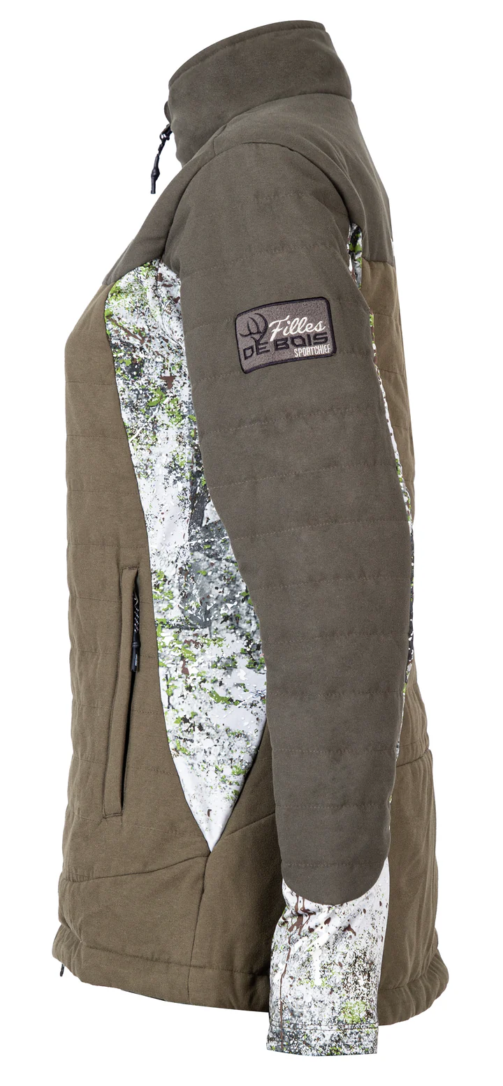 Vue latérale d'une veste verte à motif camouflage avec un patch sur la manche portant l'inscription « Hills Sportline », avec un col haut, une poche zippée et des sections matelassées. La veste a un design extérieur robuste adapté à la chasse ou à la randonnée.