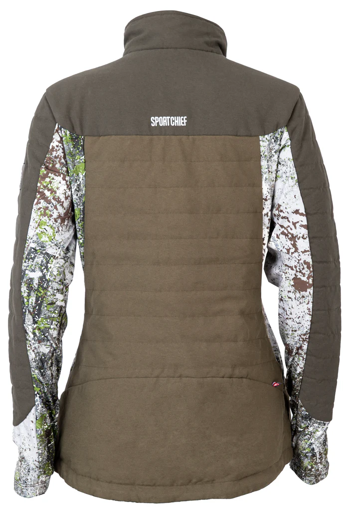 Veste pour femme avec col montant, dos et haut des bras vert olive, motif camouflage neige sur le bas des bras et les côtés. Le logo de la marque "SPORTCHIEF" est imprimé en blanc sur le haut du dos. La veste semble être adaptée aux activités de plein air.
