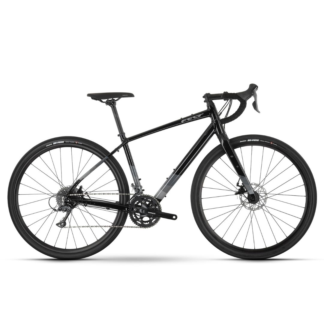 Un vélo de route noir élégant avec un guidon abaissé, des pneus fins, des freins à disque et un cadre léger, présenté de profil sur un fond blanc.