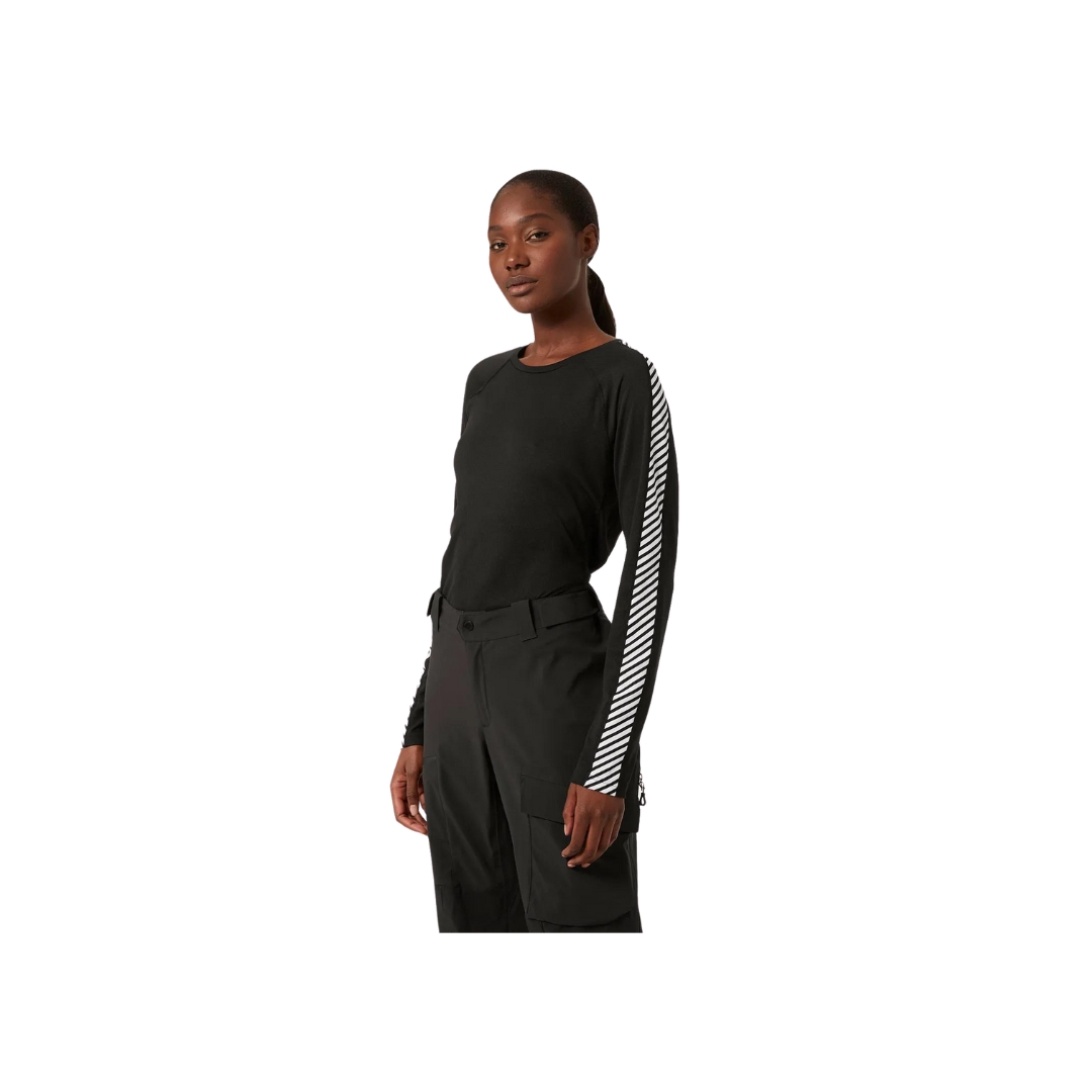 HAUT COUCHE DE BASE POUR FEMME  LIFA® ACTIVE  STRIPE CREW HELLY HANSEN porter par une femme de couloir noir vue sur le haut du corp de face sur le profil gauche les bras allonger au corp.