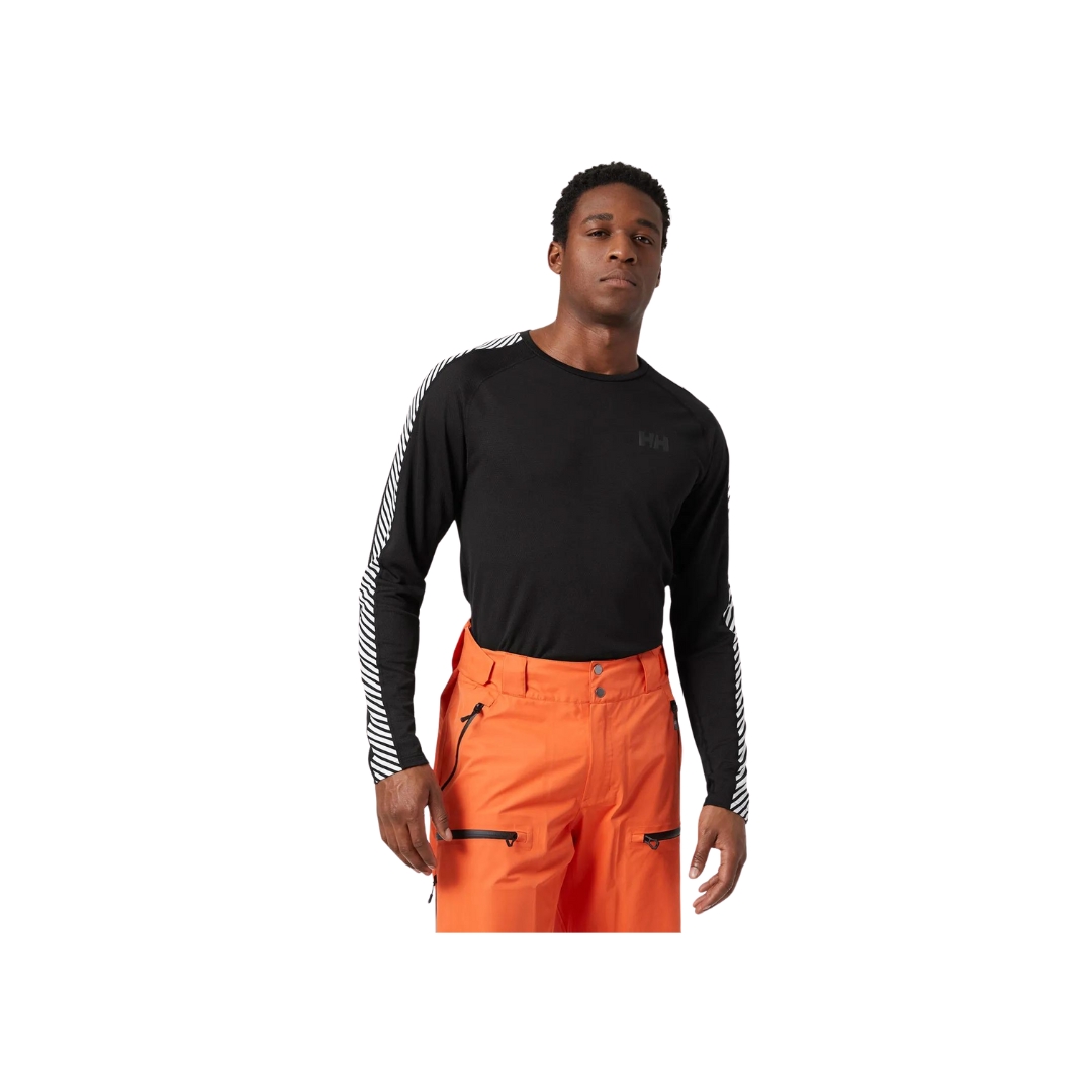 HAUT COUCHE DE BASE LIFA® ACTIVE STIPE CREW POUR HOMME HELLY HANSEN porter par un homme de couloir noir vue sur le haut au corp de face les bras allonger au corp.