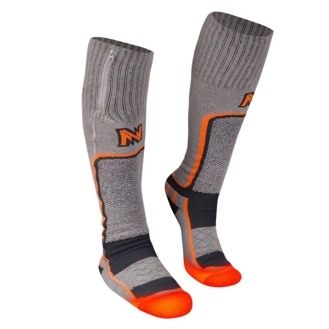 Une paire de chaussettes grises jusqu'aux genoux avec des accents orange et des sections noires. Les chaussettes comportent une poche zippée et les initiales « NW » en orange. Le design comprend des zones texturées pour plus de confort et de style.