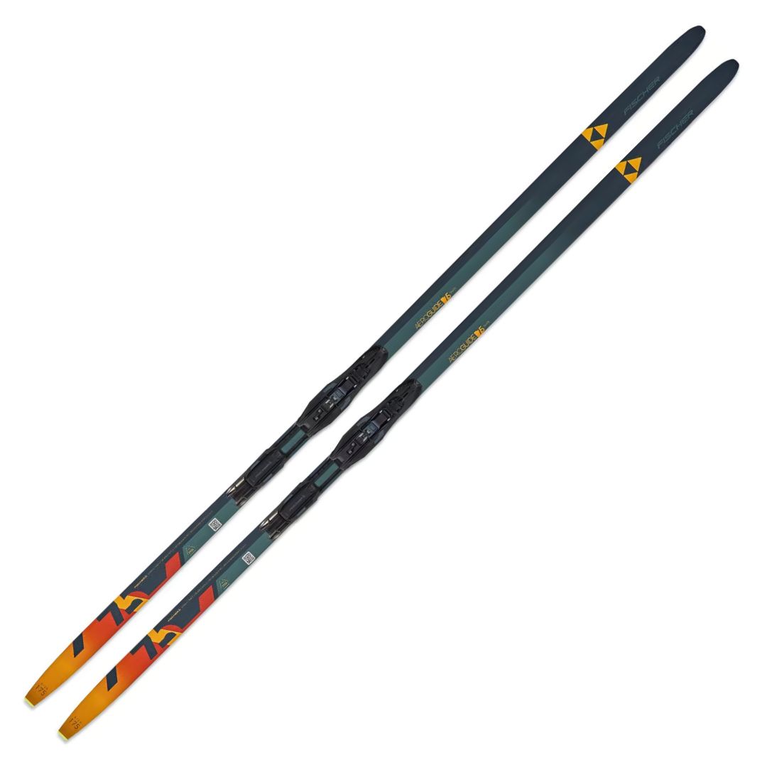 Les skis de fond SKI DE FOND FISCHER AEROGUIDE SKATE 75 IFP sont livrés avec les fixations et présentent un design dégradé bleu foncé et vert avec des accents orange et rouge près des pointes.