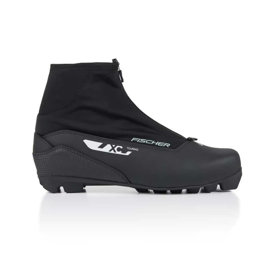La BOTTE DE SKI DE FOND FISCHER XC TOURING en noir est dotée d'une fermeture éclair au niveau de la cheville, d'une semelle robuste et de la marque blanche "XC Touring" sur le côté, sur fond blanc.