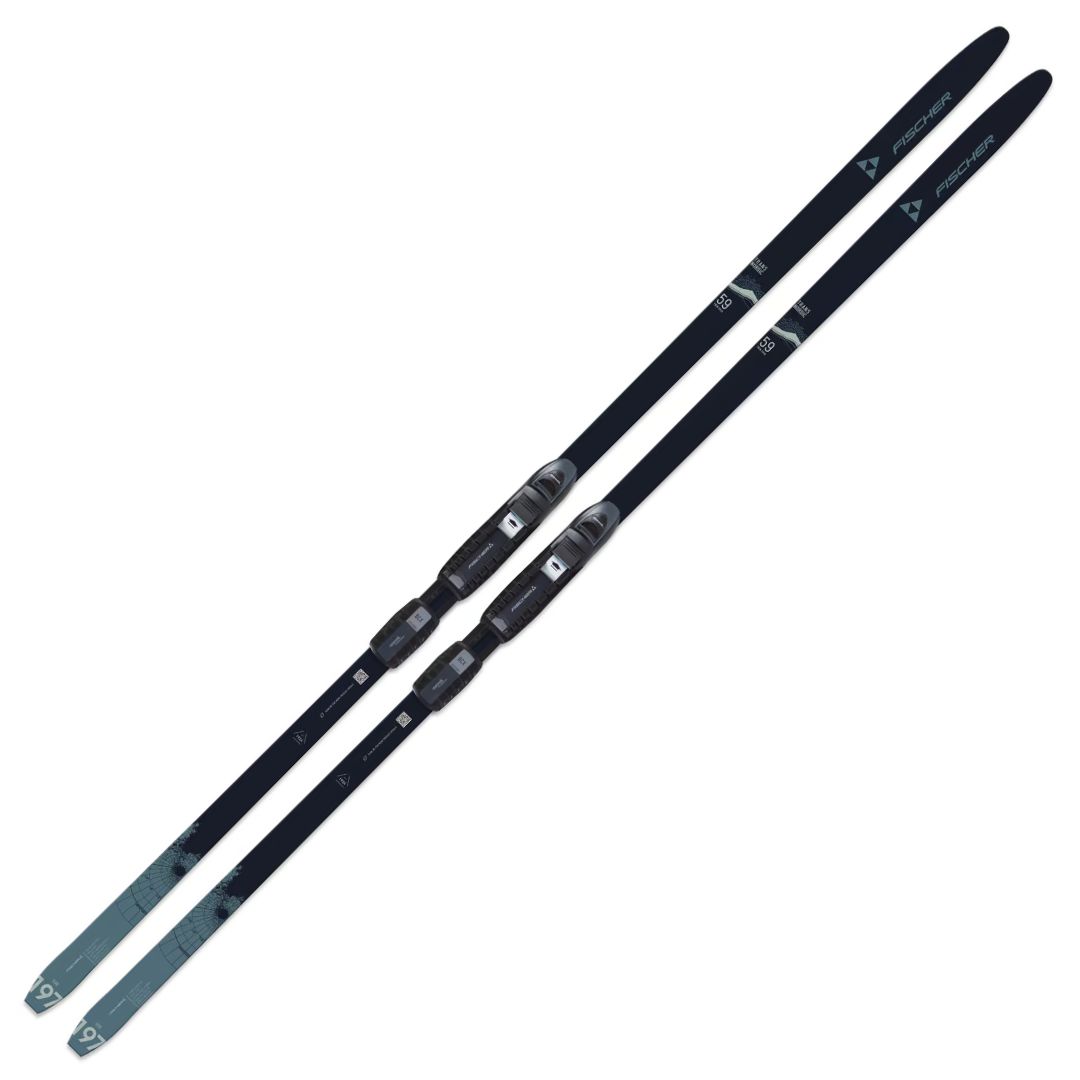 Une paire de skis de fond Fischer TRANSNORDIC 59 TWIN SKIN XTRALITE noirs avec fixations, avec des accents bleu clair près des pointes et le logo Fischer sur chaque ski.