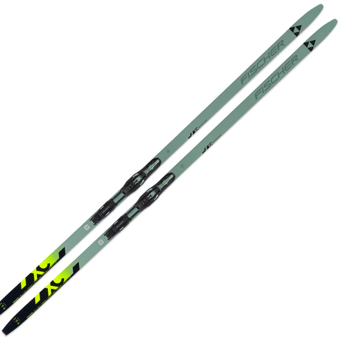Une paire de skis de fond Fischer Twin Skin Power Medium EF IFP vert clair avec des fixations noires et des accents jaunes, présentés côte à côte sur un fond blanc.
