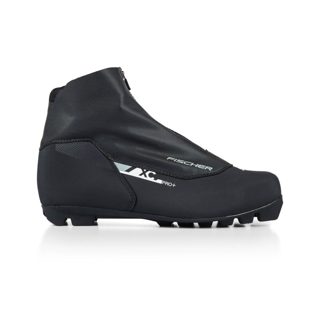 Une seule BOTTE DE SKI DE FOND FISCHER XC PRO+ noire est présentée de profil sur un fond blanc, avec une fermeture à glissière, une semelle extérieure robuste et la marque "XC Pro+".