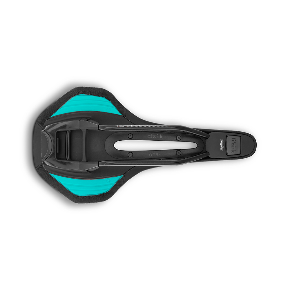 Vue de dessus d'une selle de vélo au design épuré. La selle est noire avec des accents turquoise sur les côtés. Le nom de la marque « Fizik » et le modèle « Argo » sont visibles sur le dessous de la selle.
