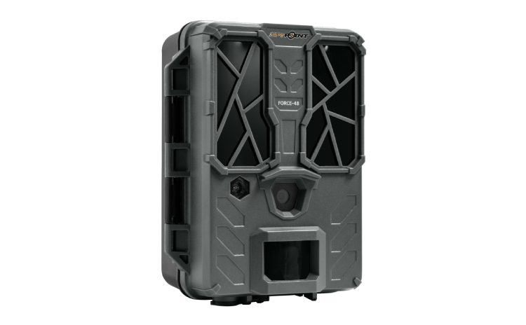Une caméra de chasse Spartan grise au design robuste et résistant. La face avant est dotée d'un objectif, de plusieurs petits capteurs et d'une surface à motifs. La caméra est dotée d'un boîtier extérieur durable adapté à une utilisation en extérieur.