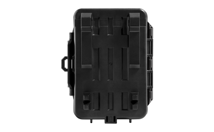 Un grand étui de protection rigide noir avec des poignées robustes et des bords renforcés. L'étui semble avoir été conçu pour durer et assurer un transport sécurisé, avec une construction robuste et plusieurs loquets pour une fermeture sécurisée.