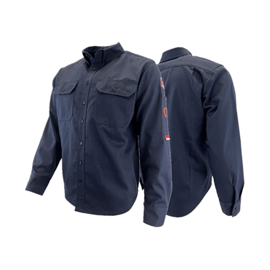 Deux chemises bleu marine à manches longues avec poches de poitrine et poignets boutonnés, présentées devant et derrière. La chemise de droite porte des lettres rouges et blanches sur la manche.