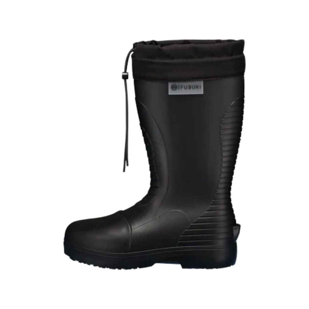 Botte en caoutchouc noir avec semelle texturée et cordon de serrage réglable sur le dessus. La botte présente un logo latéral et un design côtelé sur la tige pour plus de style et d'adhérence.