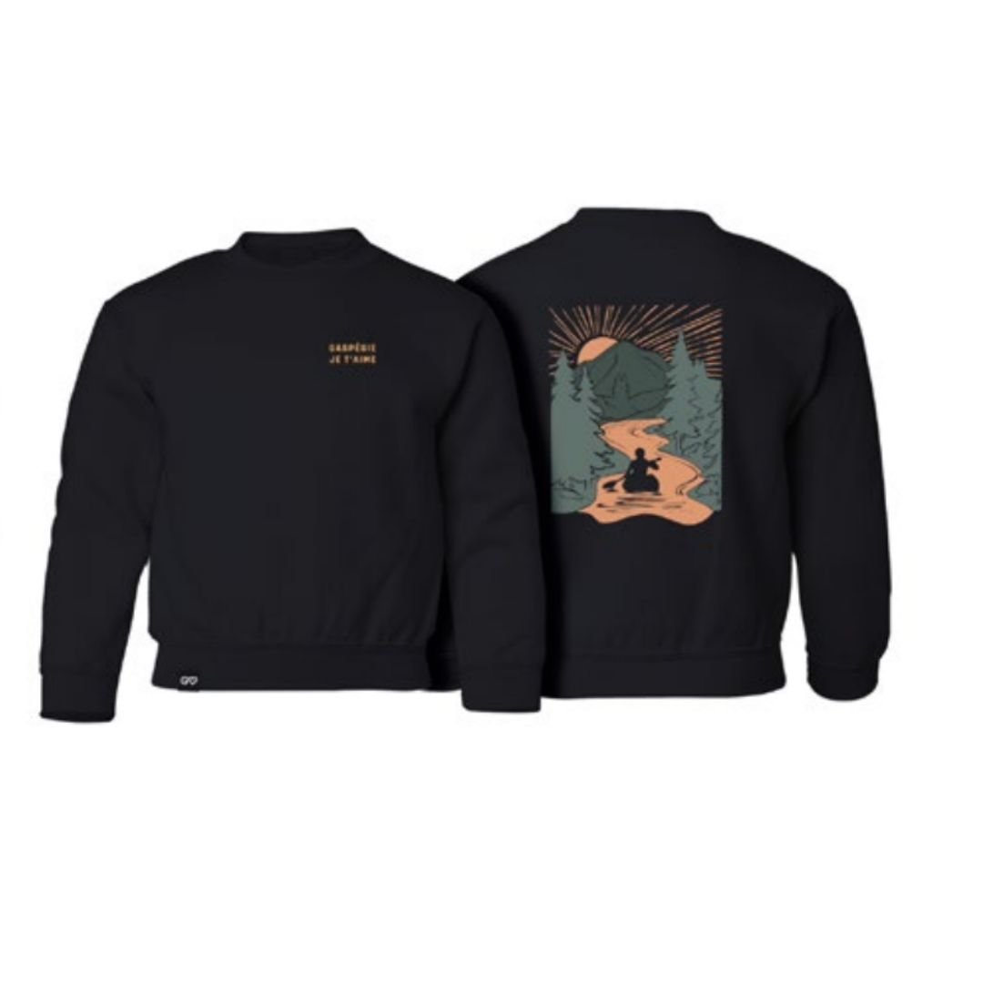 Sweat-shirt noir avec petit texte jaune sur le devant : « TRISTESSE À LA MAISON ». Au dos, une scène extérieure illustrée : une personne assise près d'un feu de camp au milieu des arbres et des montagnes, au coucher du soleil.