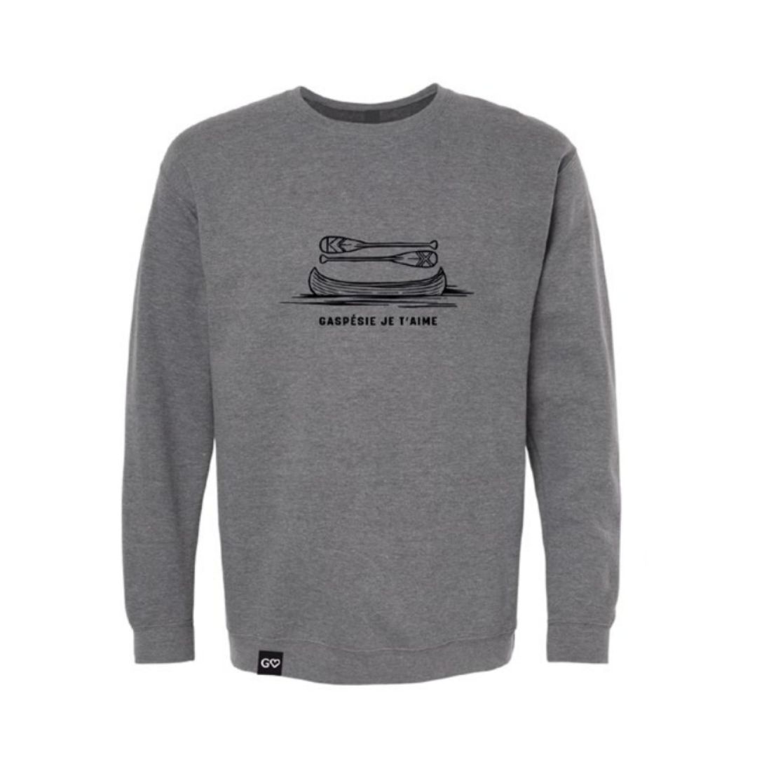 Sweat-shirt gris à col rond orné d'un dessin au trait noir représentant deux pagaies croisées au-dessus de l'inscription « Gaspésie je t’aime ». Une petite étiquette logo noire orne l'ourlet du bas.