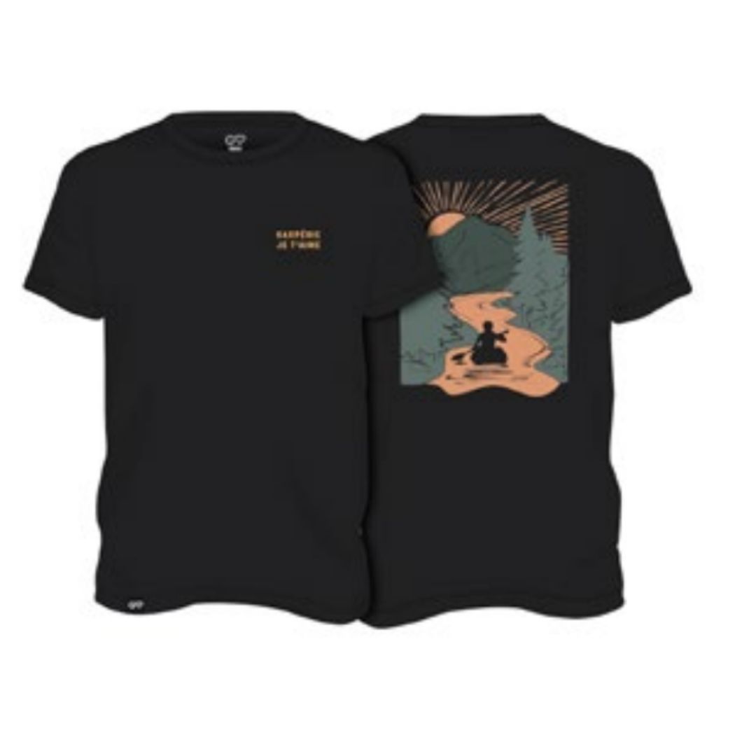 T-shirt noir avec le texte « TERREUX PARFOIS » sur le devant. Au dos, on retrouve l'illustration d'une personne en canoë sur une rivière entourée d'arbres, de montagnes et d'un soleil levant ou couchant aux rayons intenses.