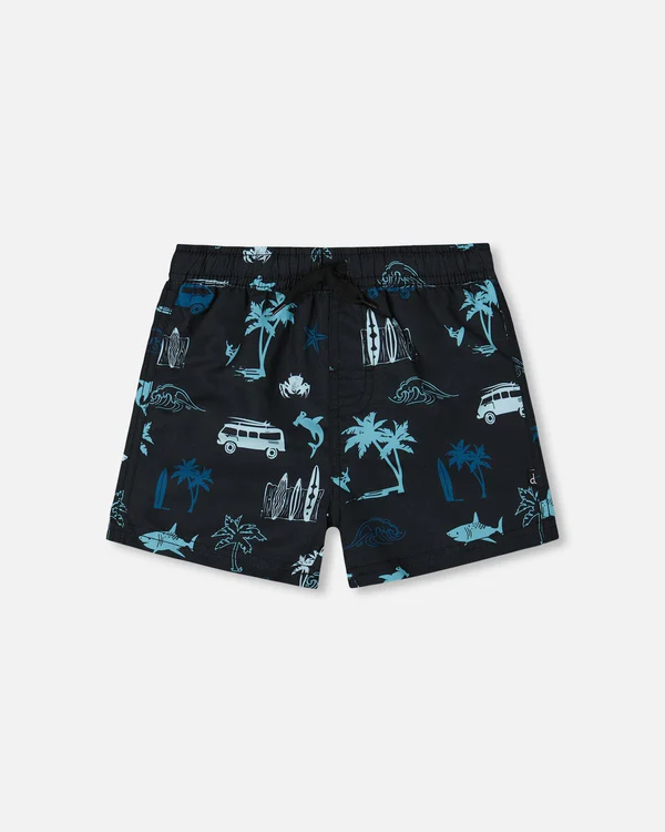 Short de bain noir orné d'un imprimé tropical bleu avec palmiers, planches de surf, vans, vagues et requins. Il possède une taille élastique avec cordon de serrage noir.